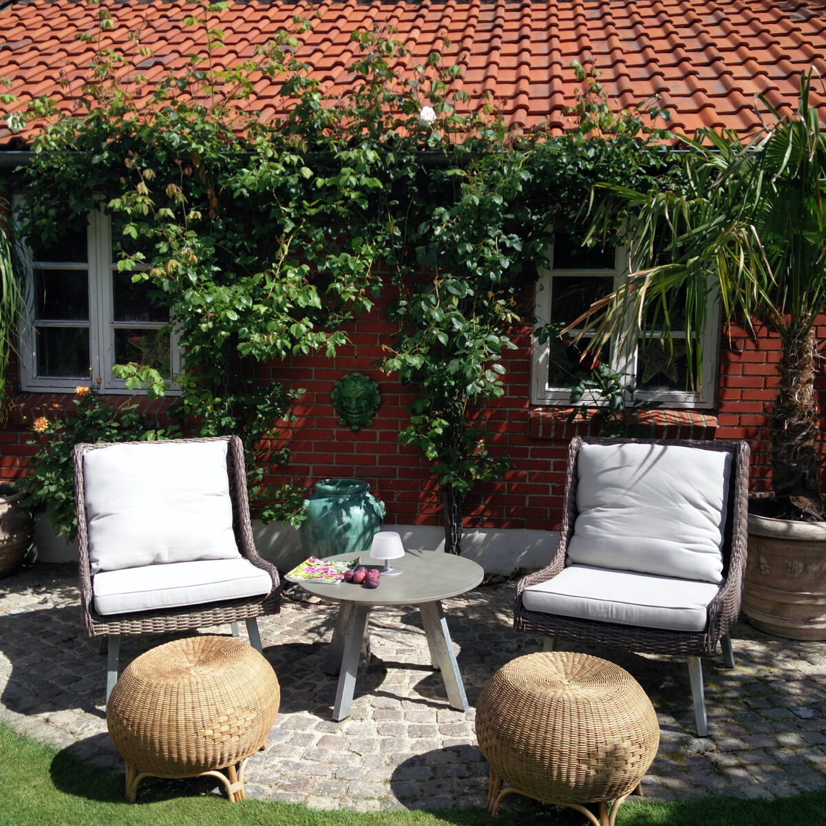 Haverum, terrasse med palme og to siddepladser