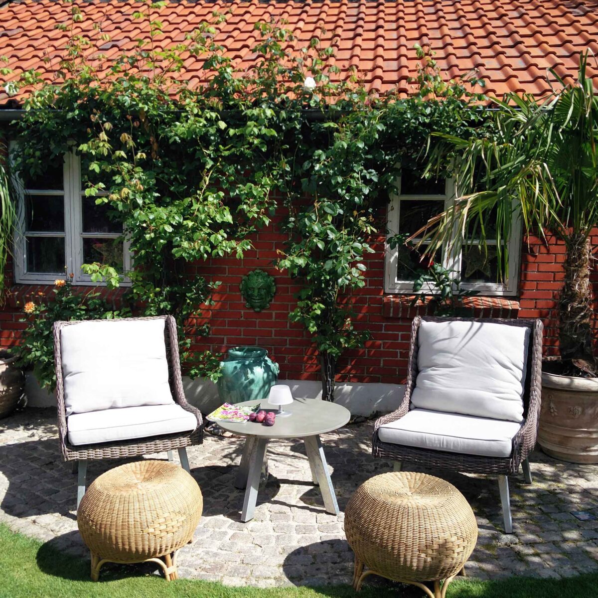 Haverum, terrasse med palme og to siddepladser